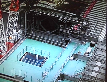 Konstrukce, která ponese zařízení pro manipulaci s palivovými soubory, byla usazena na svém místě na patře s bazénem pro vyhořelé palivo třetího bloku (zdroj TEPCO).