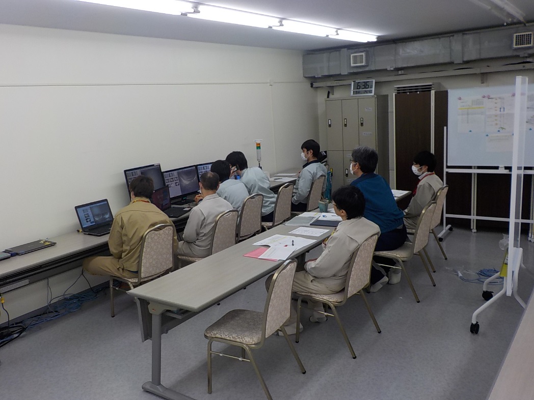 Kontrolní místnost, kde se sledovala činnost robota (zdroj TEPCO).