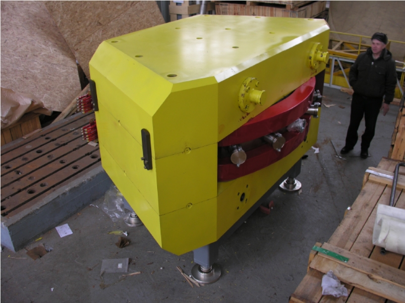 Magnet, který v SHE factory distribuuje svazek k jednotlivým experimentálním zařízením před instalací (zdroj JINR Dubna).