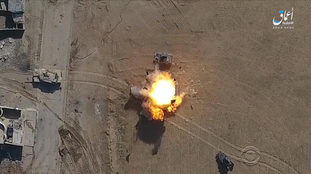 Záběr z údajného dronového útoku ISIS na obrněný transportér irácké armády. Kredit: Youtube.