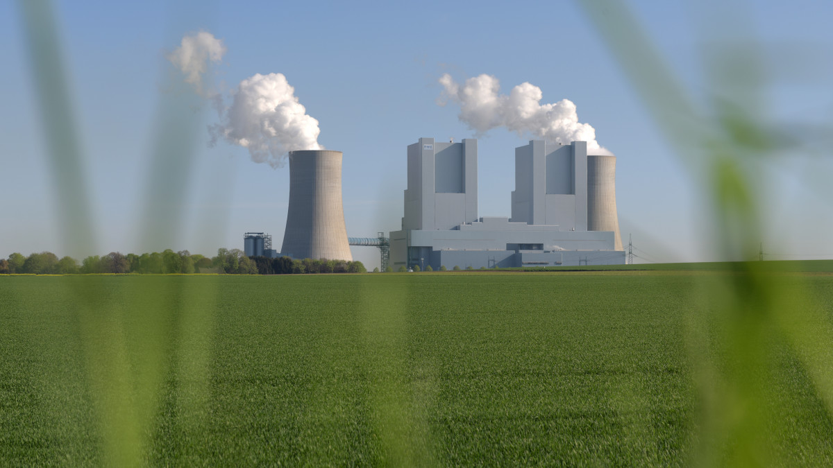 Německá Energiewende se bez fosilních zdrojů, hlavně plynu, neobejde. Uhelná elektrárna Neurath (zdroj RWE).