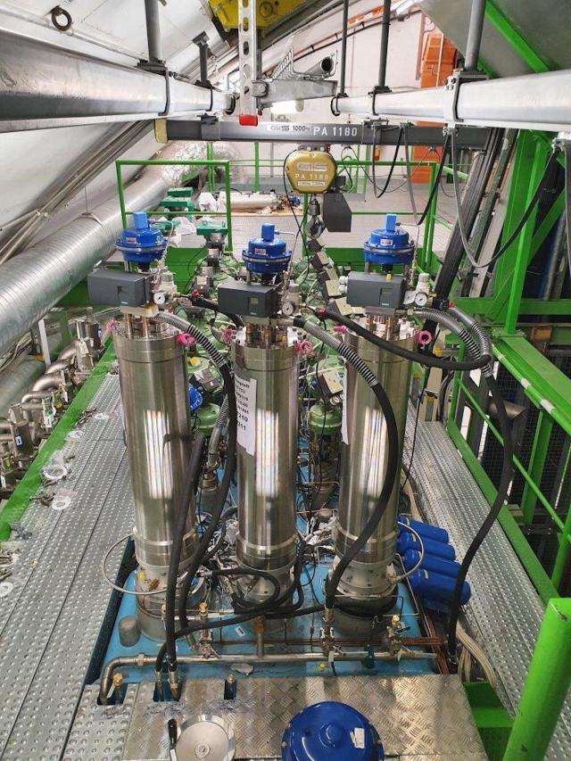 Nové turbíny a tepelné výměníky, které byly instalovány do heliových chladících jednotek (zdroj CERN).