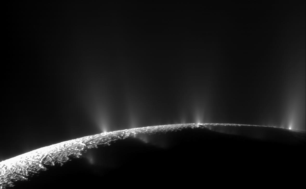 Mozaika dvou snĂ­mkĹŻ ukazuje gejzĂ­ry Enceladu zachycenĂ© sondou Cassini.
Zdroj:Â NASA/JPL/Space Science Institute