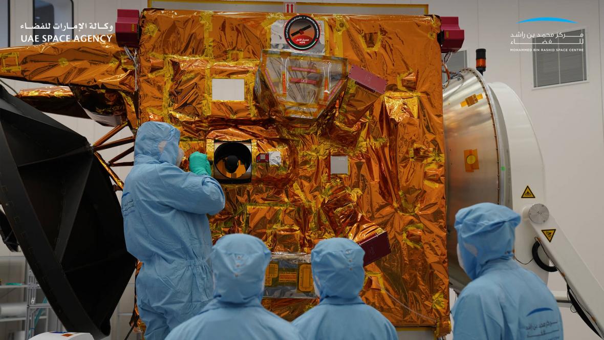 Práce na sondě Al Amal (zdroj UAE Space Agency).