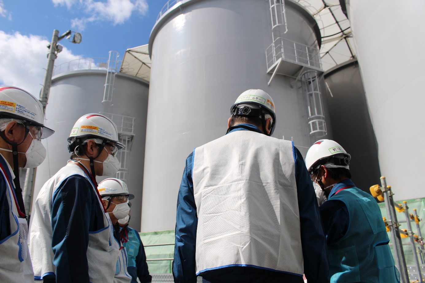 Práce v okolí nádrží (zdroj TEPCO).