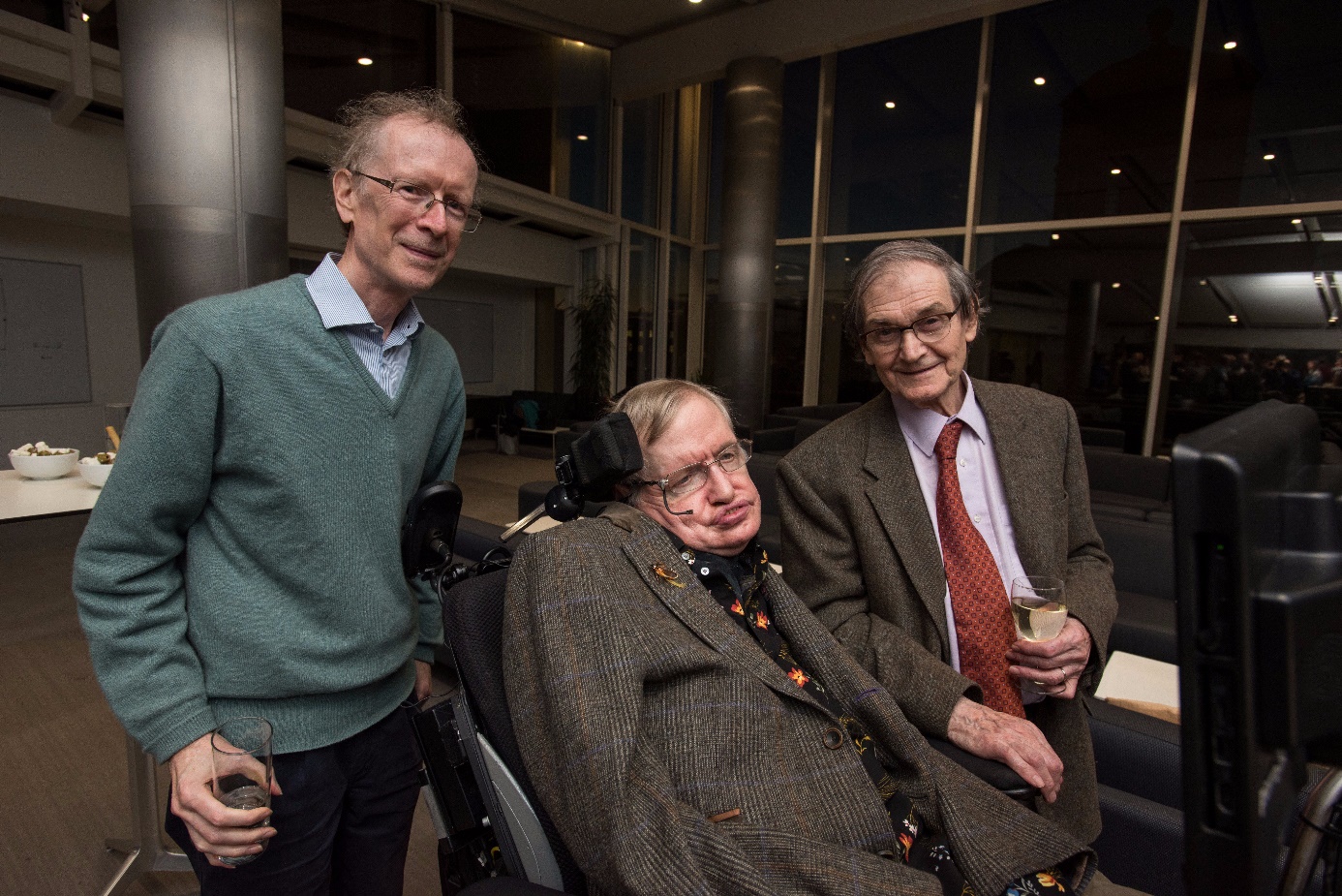 Roger Penrose je úplně napravo, uprostřed je Steven Hawking a nalevo je Andrew Wiles (zdroj Twitter OxUniMaths).
