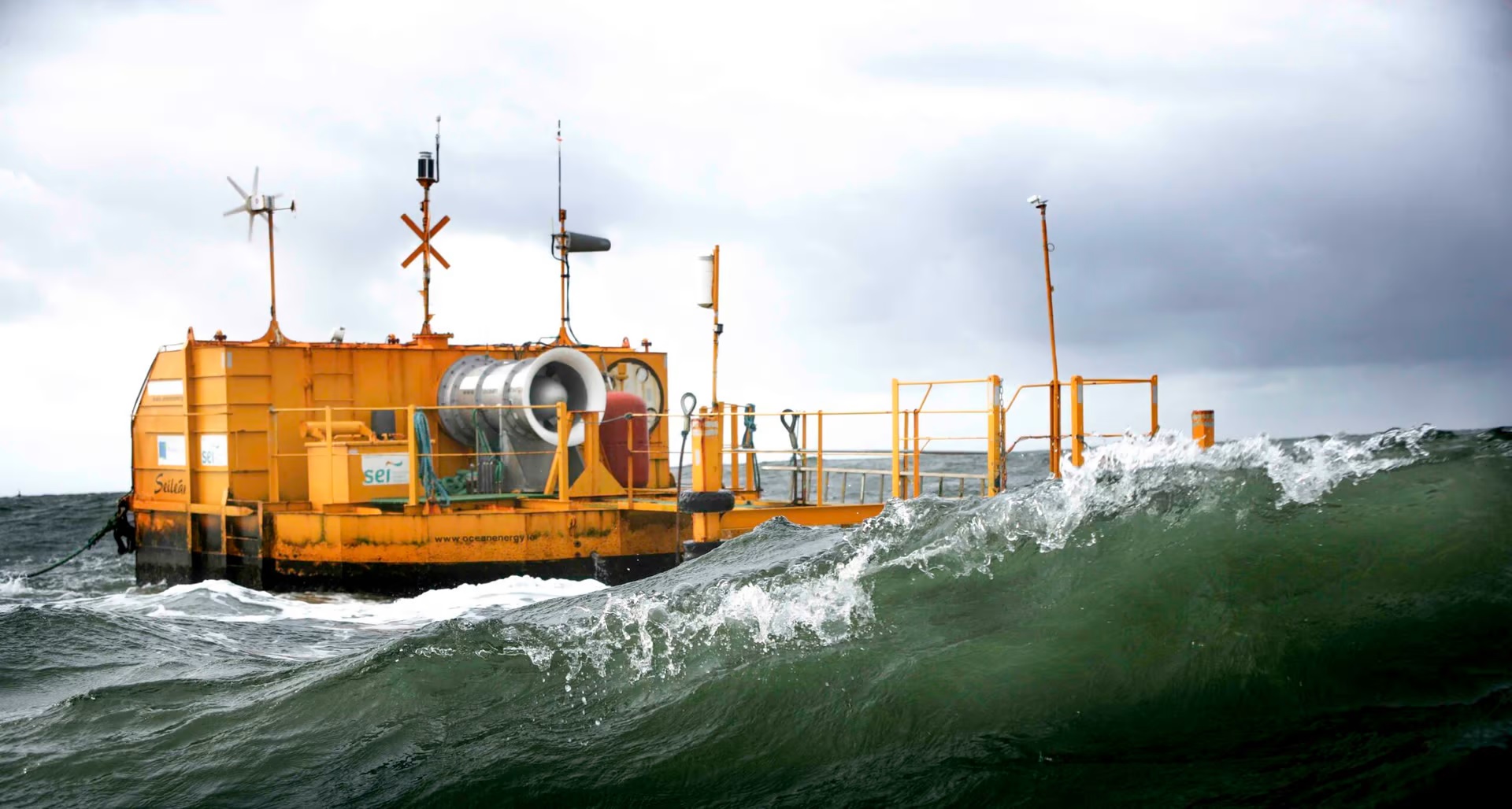 Malý technologický demonstrátor OE Buoy, testovaný před více než 10 lety. Kredit: OceanEnergy.