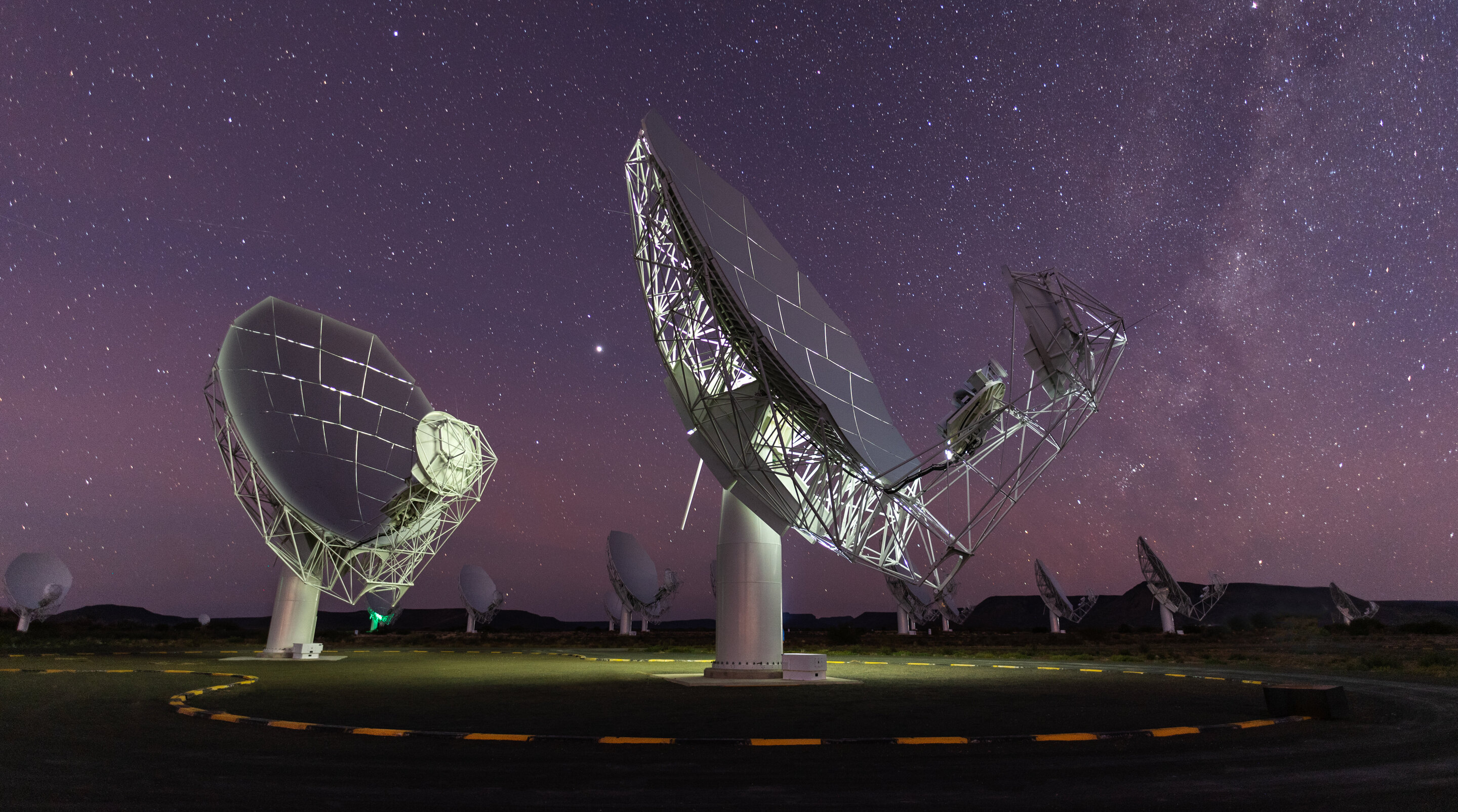 Soustava radioteleskopů MeerKAT. Kredit: South African Radio Astronomy Observatory (SARAO).