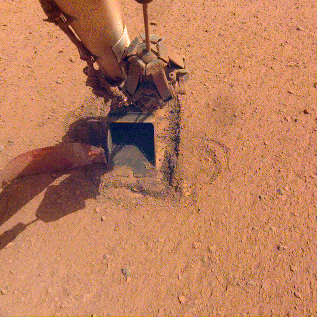 Snaha o zavrtání tepelné sondy modulu InSight do dostatečné hloubky se sice nezdařila, ale snaha přinesla řadu důležitých informací o vlastnostech materiálů na povrchu Marsu (zdroj NASA).