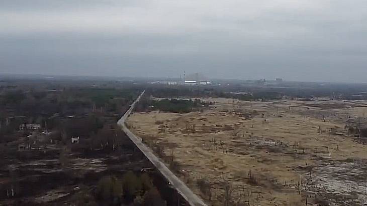 Snímek oblasti okolo Černobylské jaderné elektrárny pořízený z dronu krátce potom, když ji opustila ruská okupační vojska. Jsou na něm vidět i zákopy vyhloubené ruskými vojáky i v silně kontaminovaných částech (zdroj Energoatom).
