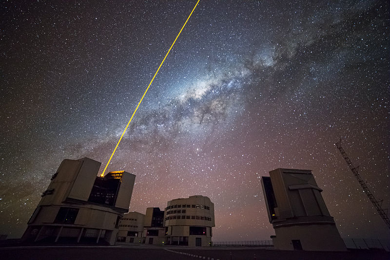 VLT pod hvÄ›zdami. Kredit: ESO / G. Lombardi.