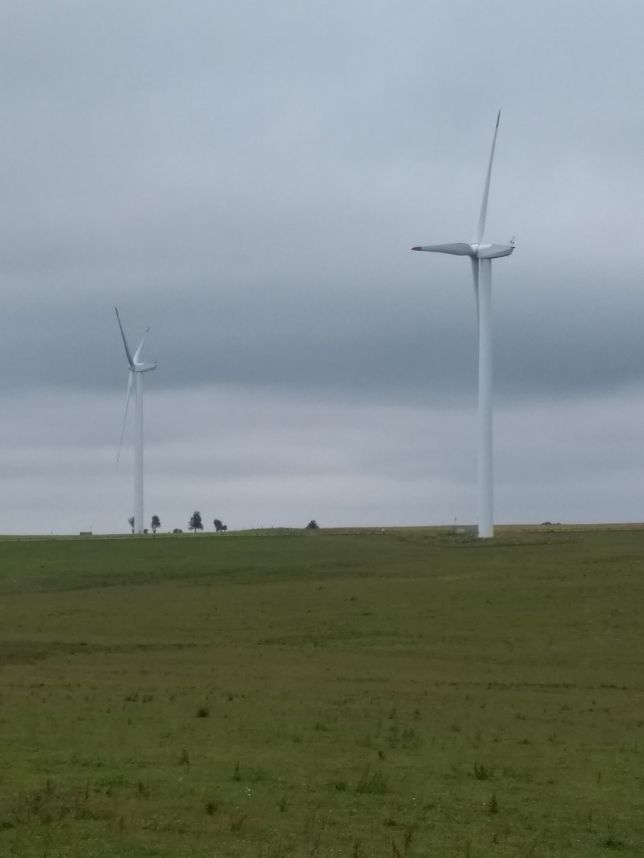 Větrné elektrárny v horách na severozápadní hranici Česka (foto Vladimír Wagner).