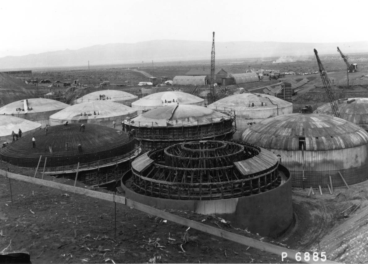Výstavba betonových nádrží určených ke skladování vysoce radioaktivního odpadu v Hanfordu v roce 1944 (zdroj Rosemerena.org).