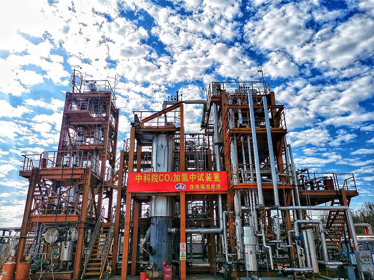 Čínské zařízení pro výrobu syntetického paliva v Zouchengu. Kredit: DICP.