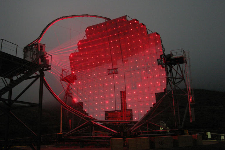 Gama teleskop MAGIC, La Palma, Kanárské ostrovy. Kredit: Robert Wagner / Wikimedia Commons.