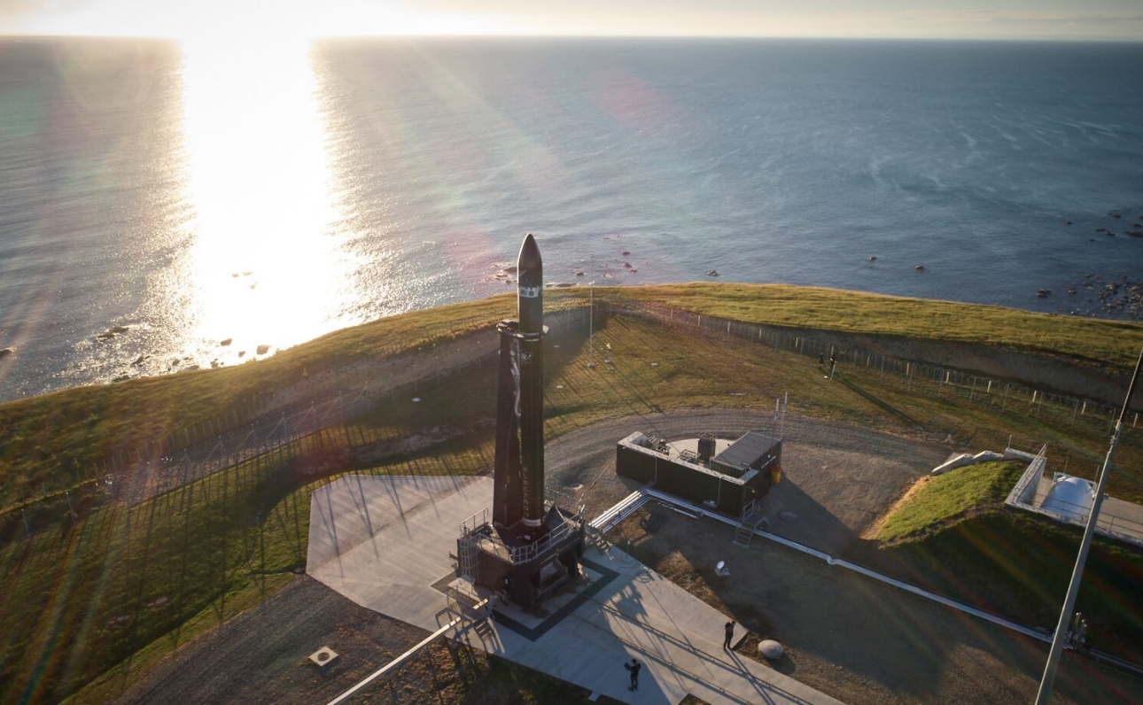 Kosmodrom Rocket Lab Launch Complex na malebném pobřeží poloostrova M?hia. Kredit: Rocket Lab.