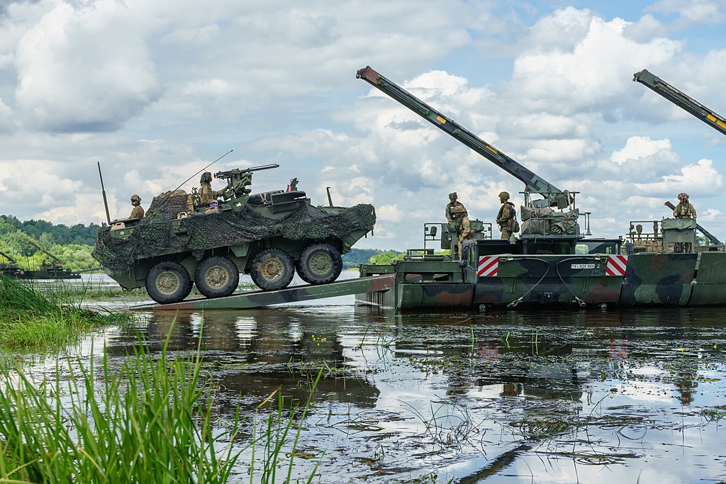 Strykery dragounů 2. jezdeckého pluku překračují řeku Němen v Litvě během cvičení Saber Strike 18. Kredit: Sgt. Gregory T. Summers, U.S. Army.