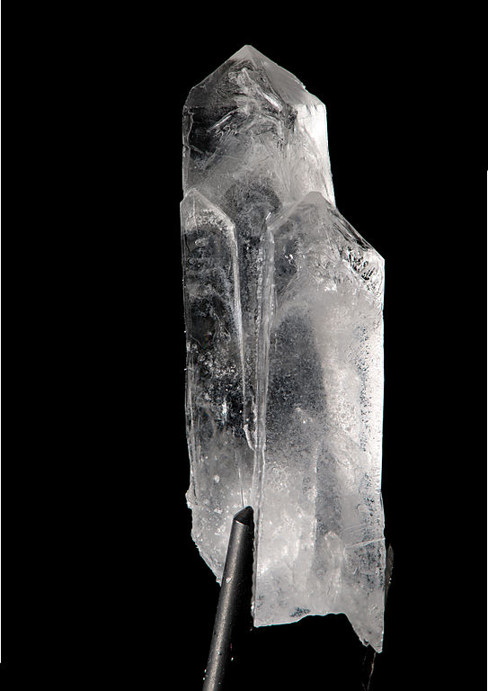 Krystal fosforečnanu monoamonného. Kredit: Damien Miller / Wikimedia Commons.