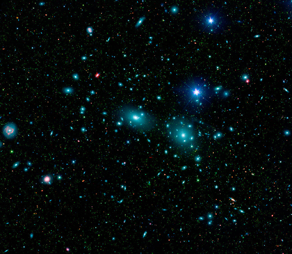 Mozaika centrální oblasti kupy galaxií Coma ve falešných barvách kombinuje infračervené a viditelné světlo a odhaluje tisíce slabých objektů (zeleně). Mnohé z těchto objektů, které se zde jeví jako slabé zelené šmouhy, jsou trpasličí galaxie patřící 