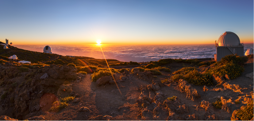 Na Kanárských ostrovech, na ostrove La Palma byl ve výšce 2400 m.n.m. postaven jeden z největších zrcadlových teleskopů na světě Gran Telescopio Canarias (GTC). Je součástí rozsáhlejší observatoře Roque de los Muchachos. Kredit: Instituto de Astrofís