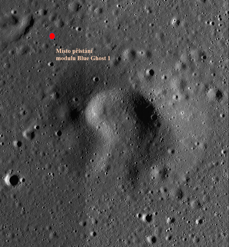 Mons Latreille v Moři krizí je místem přistání modulu Blue Ghost, snímek útvaru pořízený sondou LRO. Místo přistání vyznačeno červenou značkou (zdroj NASA).