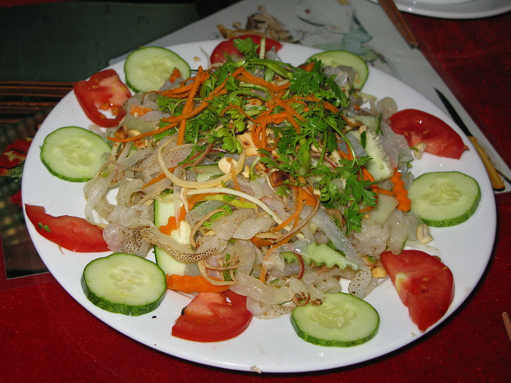 N?m s?a – zeleninový salát s medúzou  Kredit: B?nh Giang, Wikimedia Commons, volné dílo