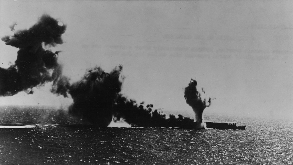 Ikonický snímek z bitvy v Korálovém moři – hořící lehká letadlová loď Šóhó. Kredit: Public Domain / Wikimedia Commons.