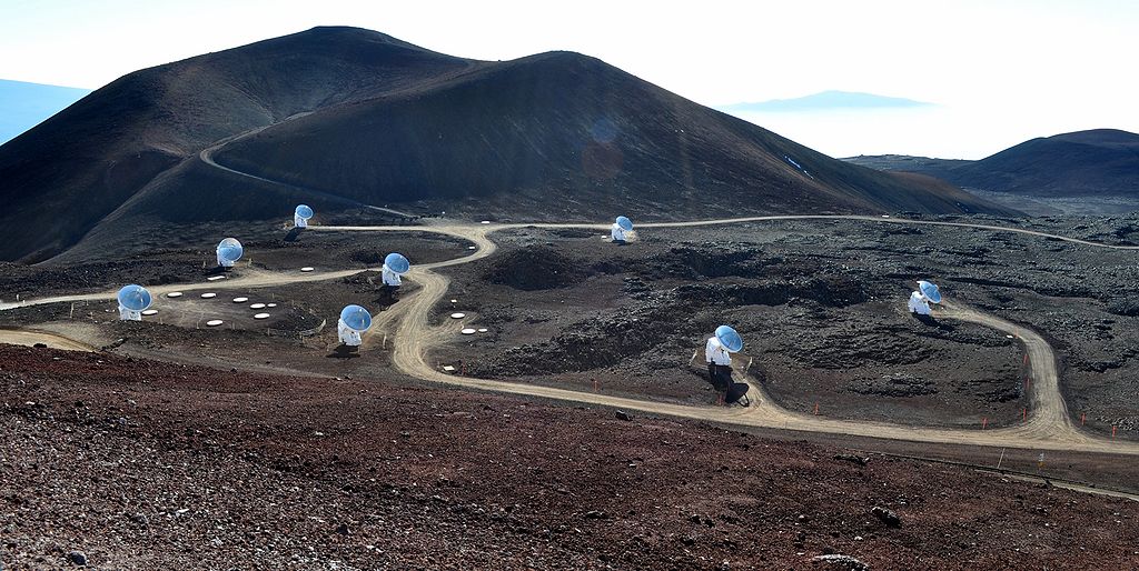 Submillimeter Array, Mauna Kea. Kredit: Afshin Darian / Wikimedia Commons.