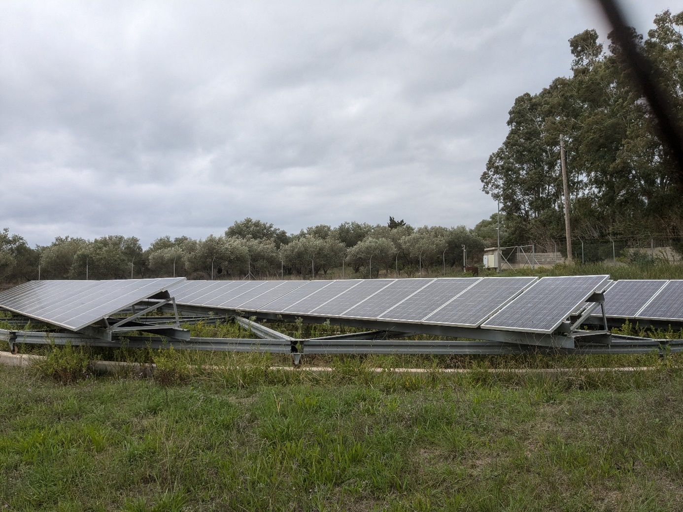 Solární elektrárna na řeckém Korfu má přece jen lepší podmínky, než je tomu u nás. Pouze však v případě, že není zataženo. (Foto Vladimír Wagner)