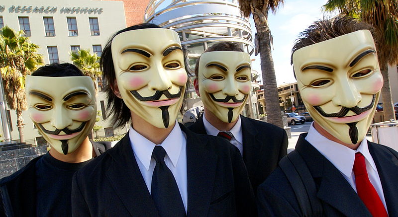 ÄŚtyĹ™ikrĂˇt Guy Fawkes bÄ›hem operace proti scientologĹŻm vÂ Los Angeles. Kredit: Vincent Diamante / Wikimedia Commons.