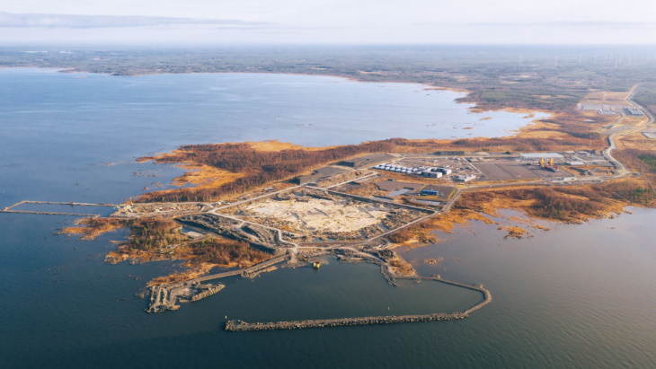 Staveniště finské elektrárny Hanhikivi, tam by se výstavba reaktoru měla rozběhnout v roce 2021 (Fennovoima).