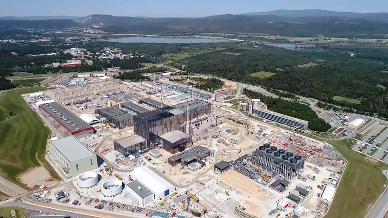 Výstavba tokamaku ITER (září 2020). Kredit: Macskelek, CC BY-SA 4.0