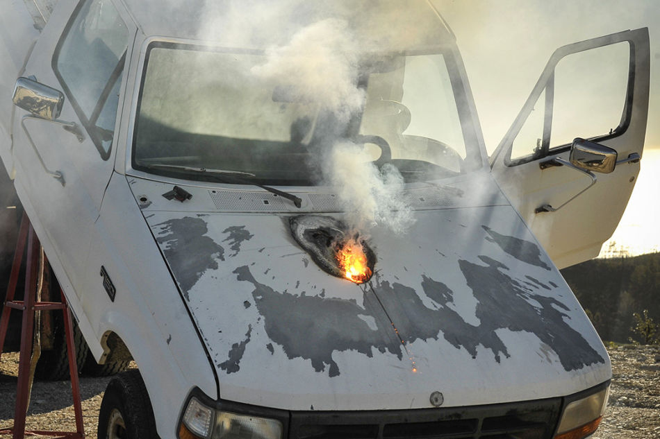 Laser ATHENA propĂˇlĂ­ kapotu a zniÄŤĂ­ motor auta na kilometr daleko. BohuĹľel to trvĂˇ asi deset sekund. Â Foto:Â  Lockheed Martin