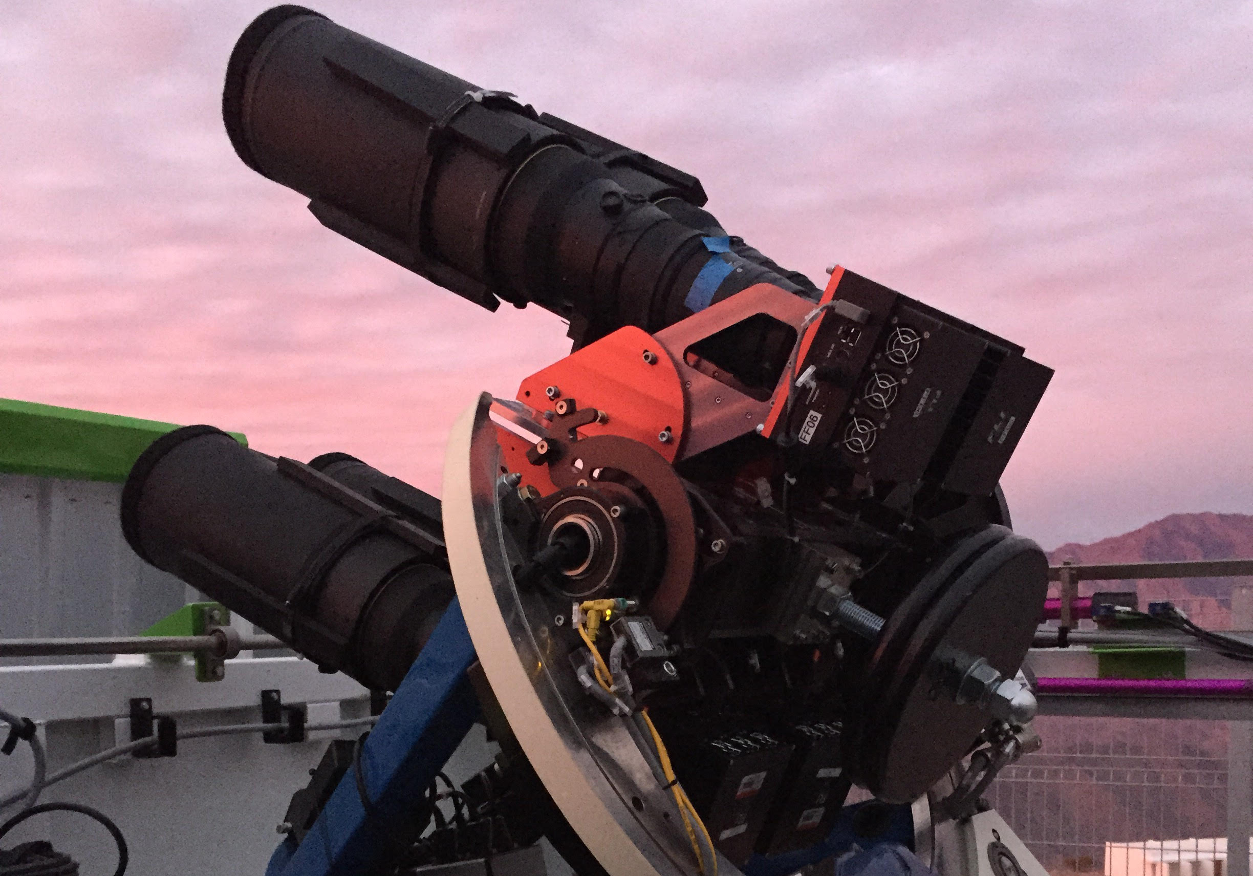 Cassius, robot sítě ASAS-SN na Cerro Tololo v Chile. Kredit: Carnegie Institution for Science.