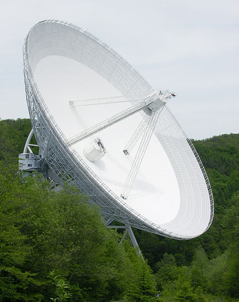 Effelsberg 100-m Radio Telescope. Kredit: Dr. Schorsch / Wikimedia Commons.