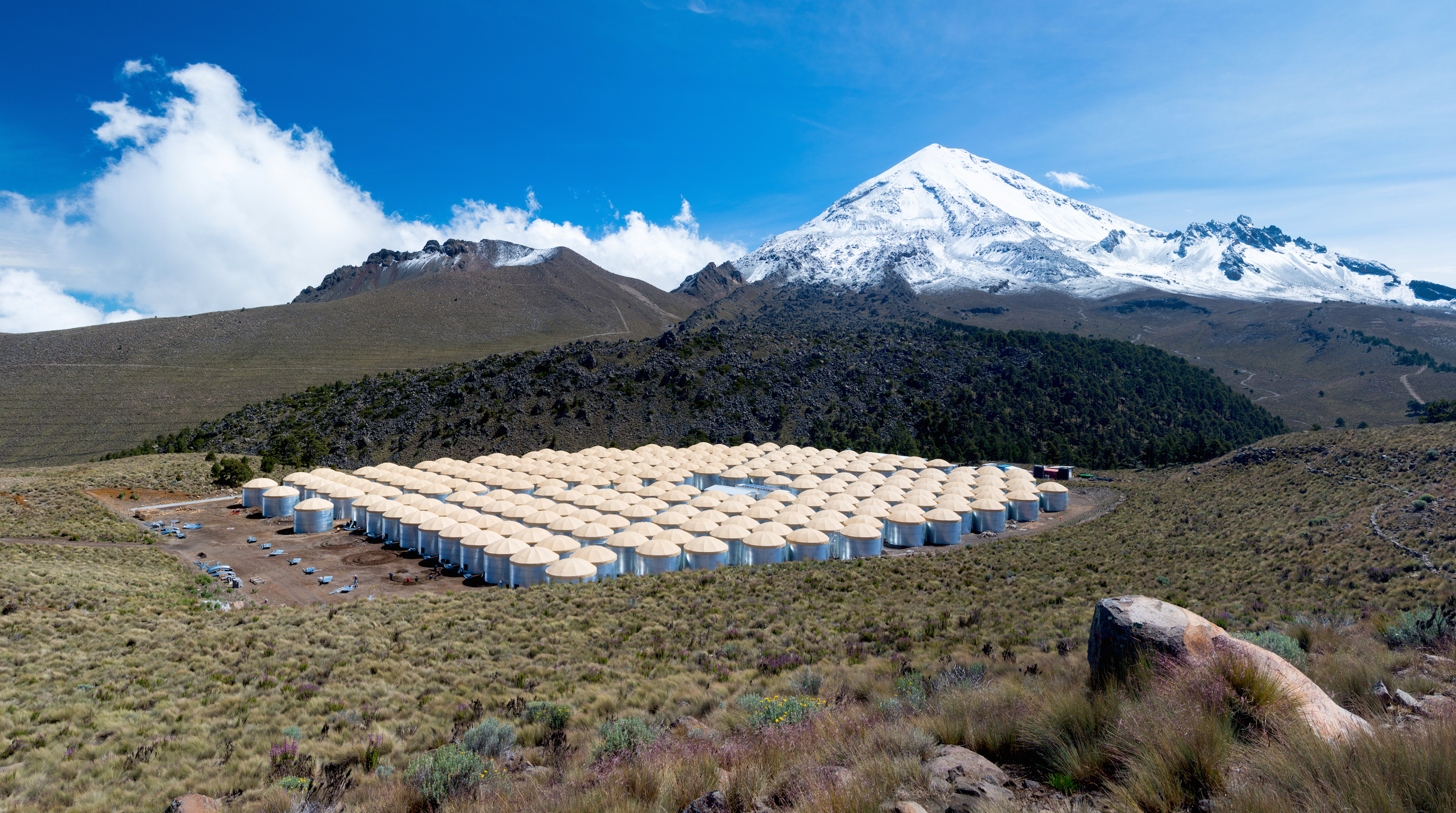 Vysokoenergetická astrofyzika vysoko v horách. Každý z tanků obsahuje 188 000 litrů vody. Kredit: Jordanagoodman / Wikimedia Commons.