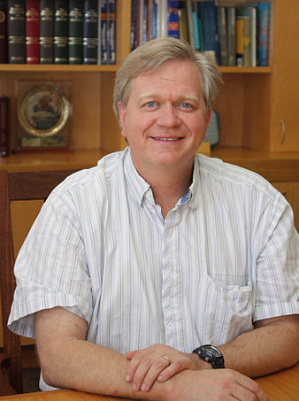 Brian Paul SchmidtÂ americko-australskĂ˝Â fyzik. Nositel Nobelovy ceny za  rozpĂ­nĂˇnĂ­ vesmĂ­ruÂ  (Kredit: Â Tim Wetherell, CC BY-SA 3.0)