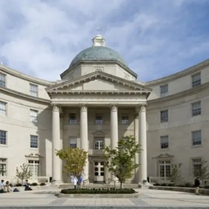 Lékařská fakulta Yale University - mateřské pracoviště. Martin D. Slade, se rovněž řadí k prestižním institucím. Kredit: Yale.