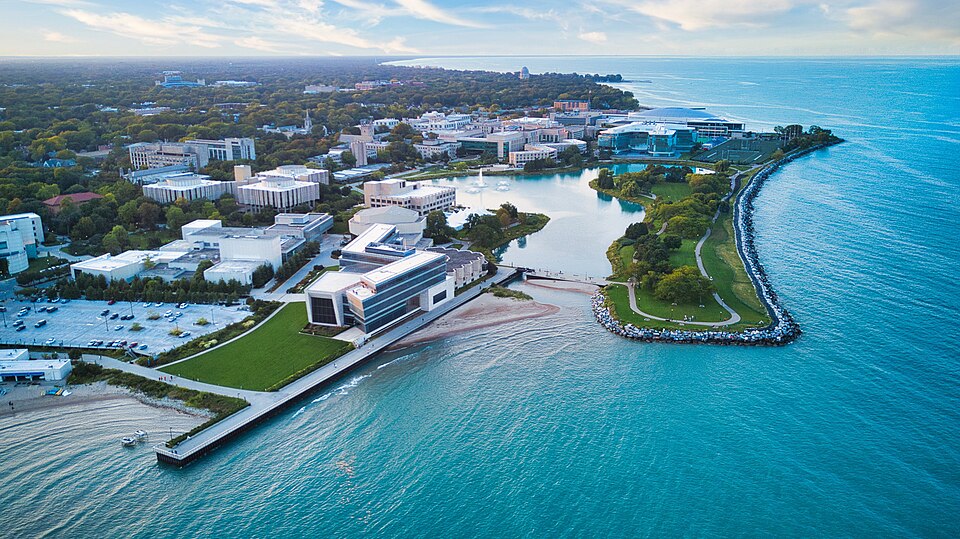 Northwestern University. Kredit: Joshsukoff, Wikimedia Commons, CC BY-SA 4.0.