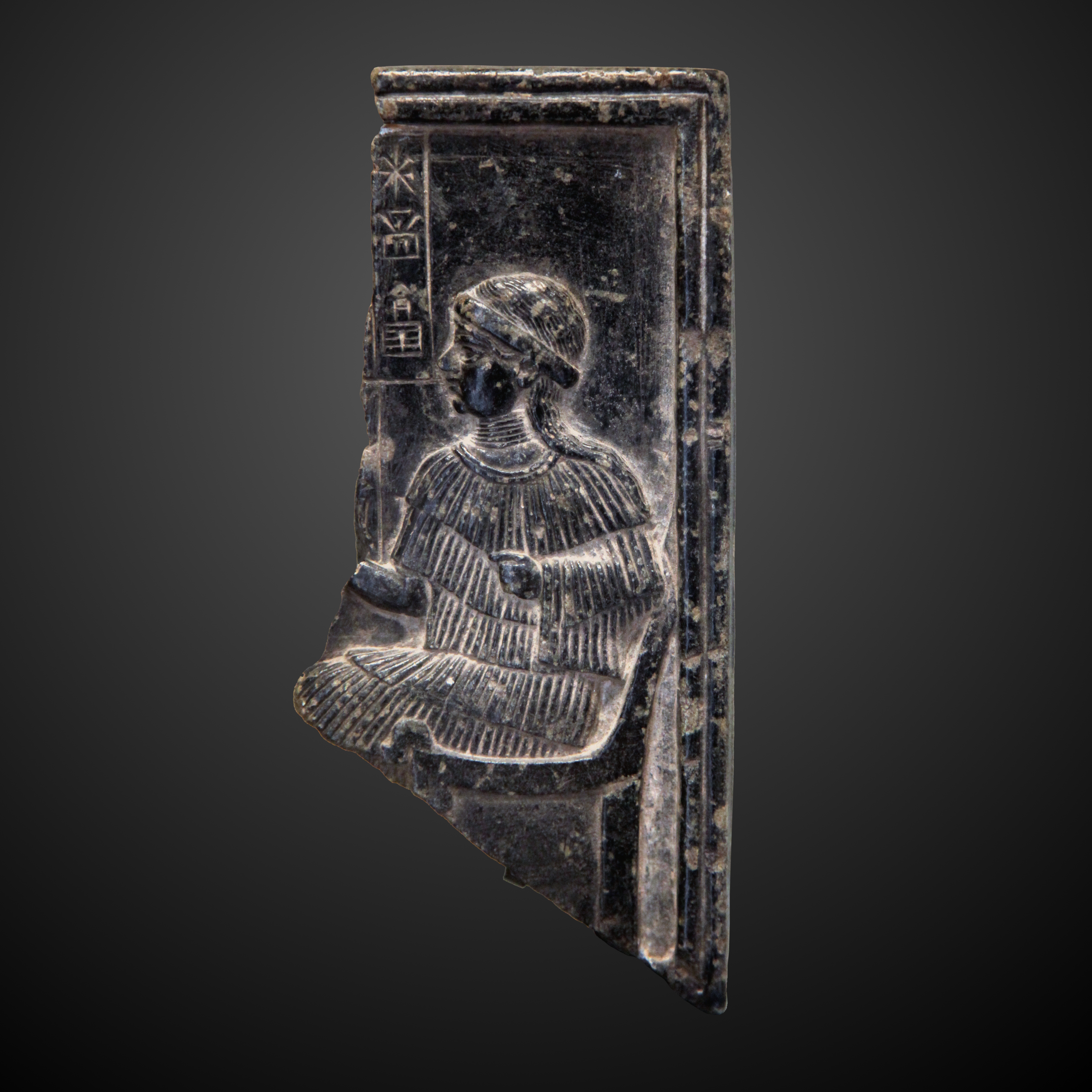 Fragment reliéfu bohyně Ninsun, matky Gilgameše vyrytý do mastku. Paříž, Louvre. Kredit: Ráma, et al., Wikipedia, CC BY-SA 3.0.