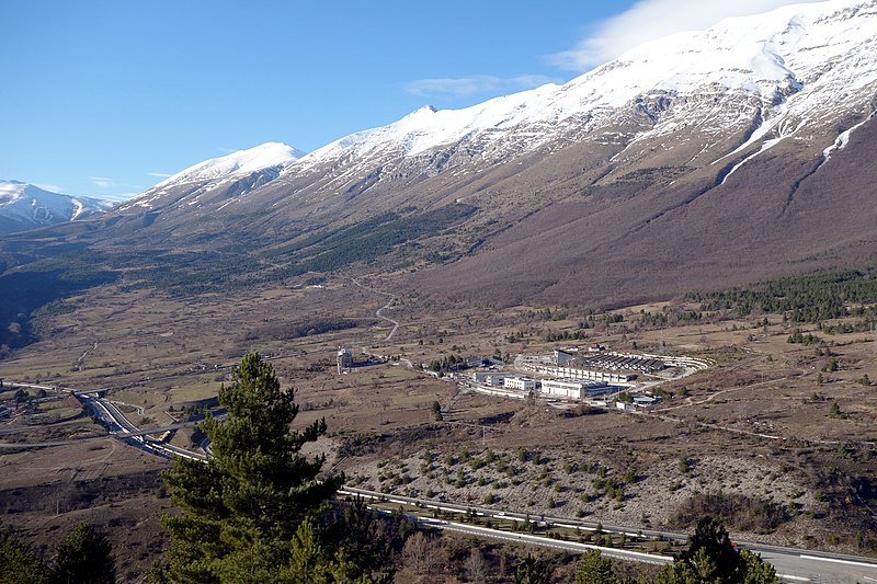 Italská Laboratori Nazionali del Gran Sasso, kde pracuje experiment XENON1T. Kredit: TQB1 / Wikimedia Commons.