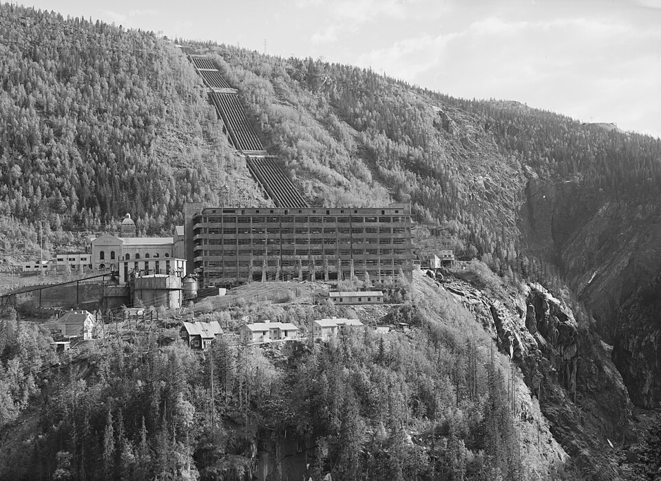 Hydroelektrárna Vemork těsně po válce. Kredit: National Library of Norway, Wikimedia Commons.