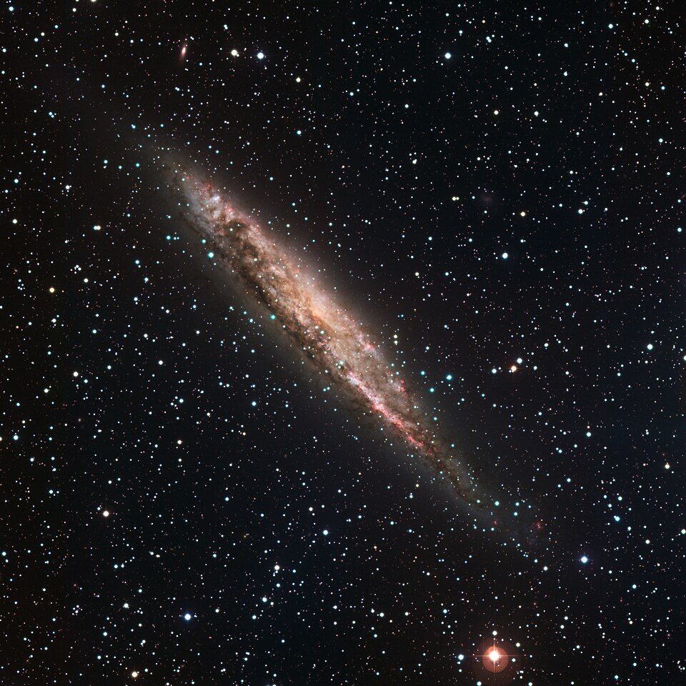 Spirální galaxie NGC 4945. Kredit: ESO, Wikimedia Commons, CC BY-SA 4.0.