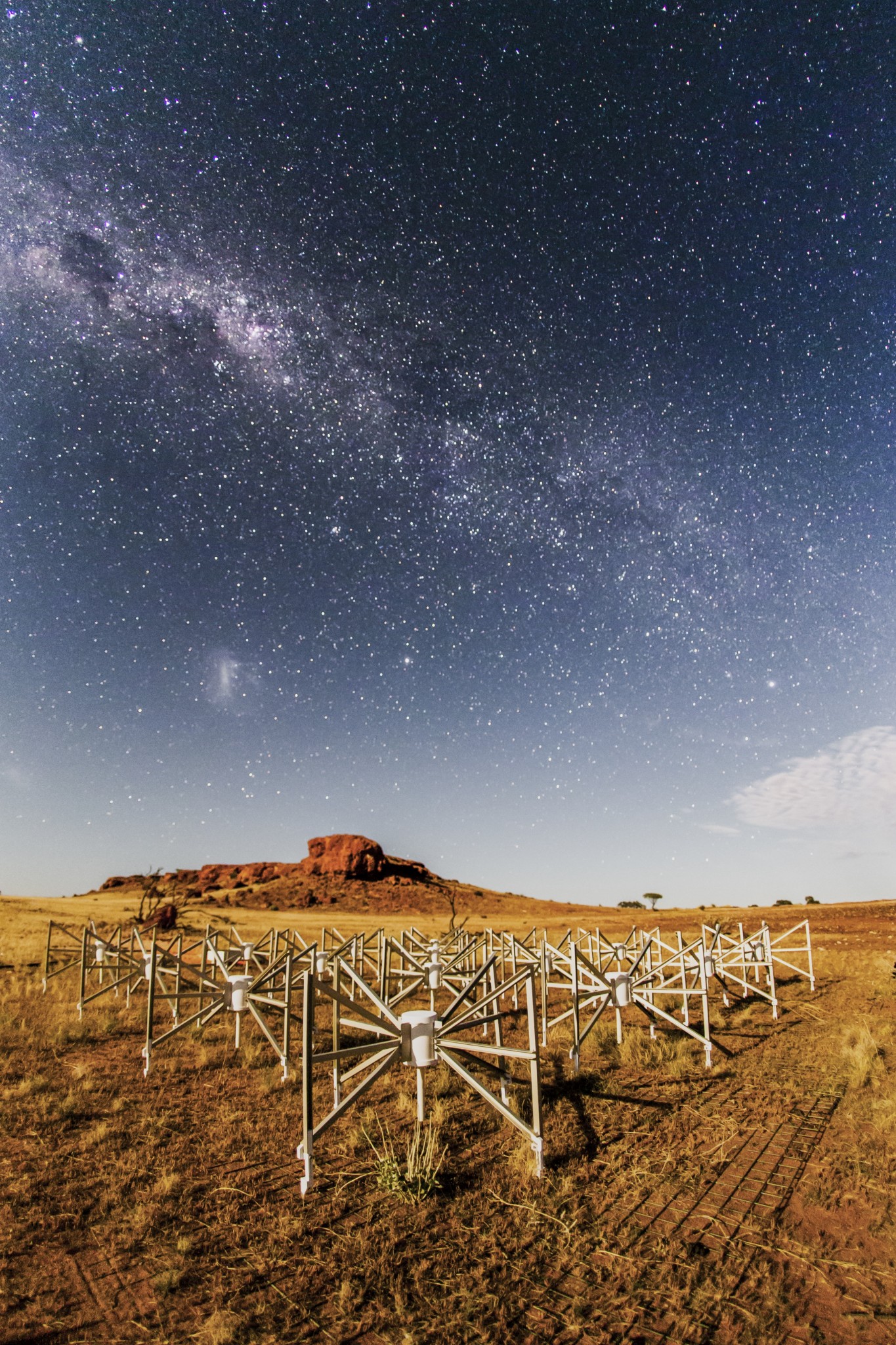 107 „Outlier“, jedna ze 256 komponent soustavy radioteleskopů Murchison Widefield Array (MWA). Kredit: Pete Wheeler, ICRAR.