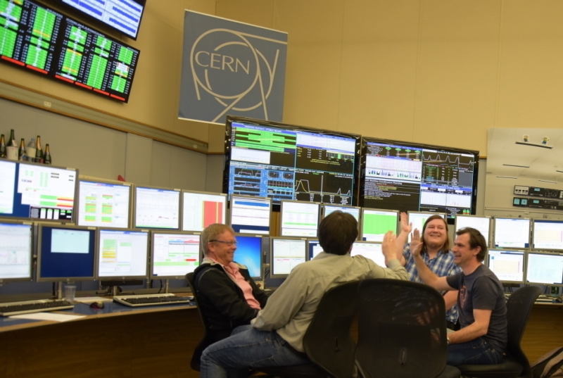 23. dubna. BadatelĂ© se radujĂ­ zÂ postupu pĹ™Ă­prav na spuĹˇtÄ›nĂ­ LHC vÂ roce 2016. Do Ăştoku kuny zbĂ˝vĂˇ 6 dnĂ­. Kredit: Jacques Fichet / CERN.