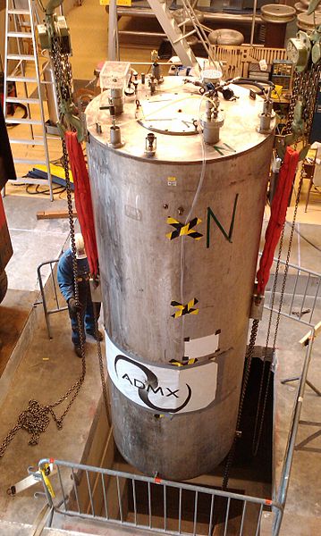 Instalace supravodivĂ©ho magnetu experimentu ADMX. Kredit: Lamestlamer / Wikimedia Commons.