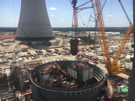 Instalace reaktorové nádoby u bloku Vogtle 4 (zdroj Georgias Power).