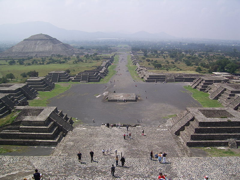 TeotihuacĂˇn. VĂ˝hled na Cestu mrtvĂ˝ch zÂ Pyramidy MÄ›sĂ­ce. Kredit: BrCG2007 / Wikimedia Commons.