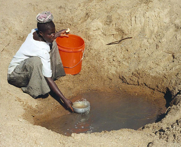 VÂ subsaharskĂ© Africe to nenĂ­ sÂ pitnou vodou jednoduchĂ©. Kredit: 	Bob Metcalf / Wikimedia Commons.