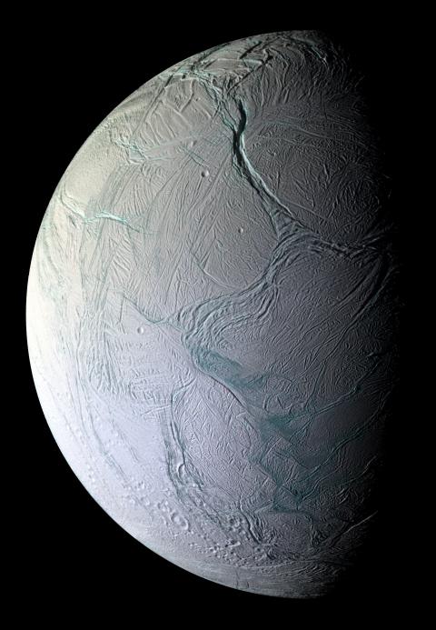 Enceladus. Vpravo dole trhliny TygĹ™Ă­ch pruhĹŻ, nahoĹ™e hlubokĂ˝ kaĹ?on Labtayt. NASA/JPL/SSI